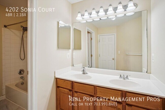 Building Photo - 4202 Sonia Ct