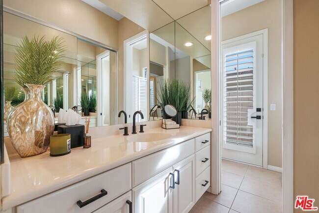 Building Photo - 4 Cartier Ct