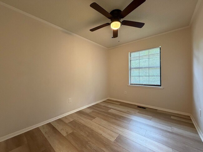 Building Photo - Large 4/2 with finished basement/bonus room- $1,895