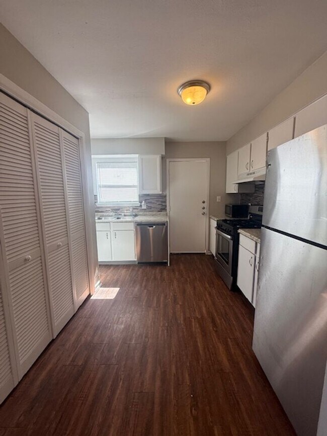 Building Photo - Centre-513