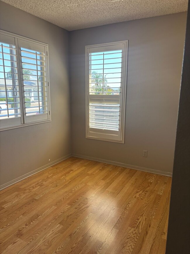 Building Photo - Spacious 2 Bedroom with Sunroom & Office 5...
