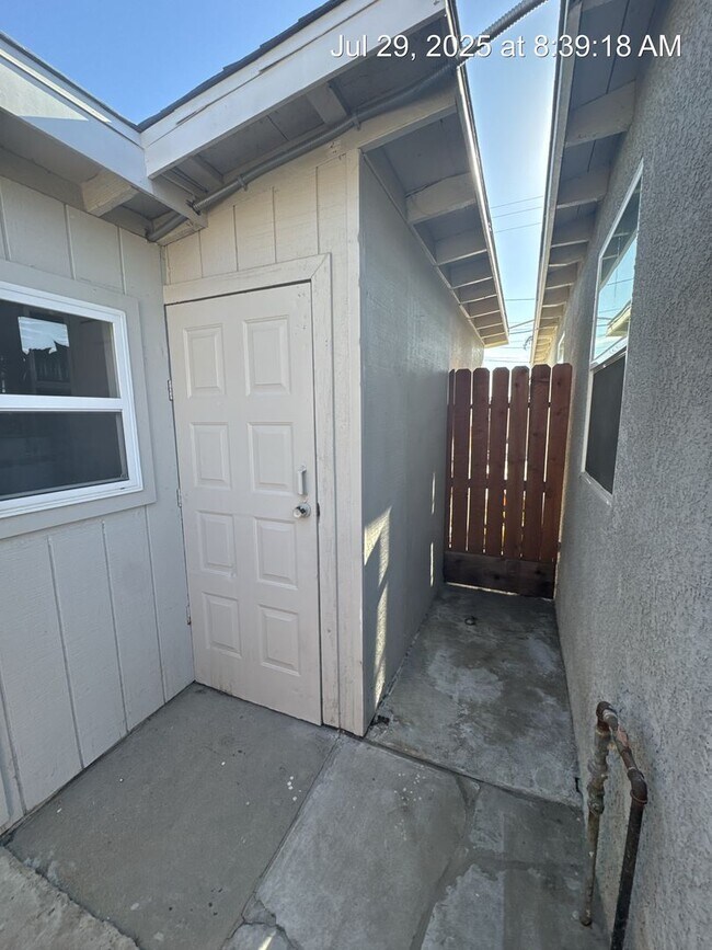 Building Photo - 3744