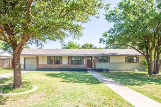 Building Photo - Spacious 3 bed 2 bath Home