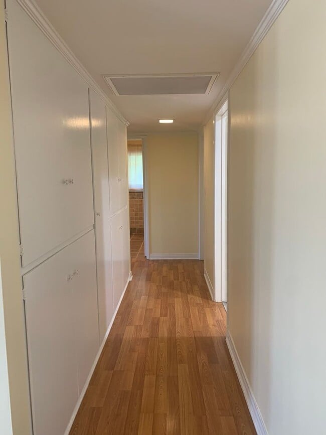 Building Photo - Gorgeous Two Story /Five Bedrooms in Burbank With Fantastic Views!!!