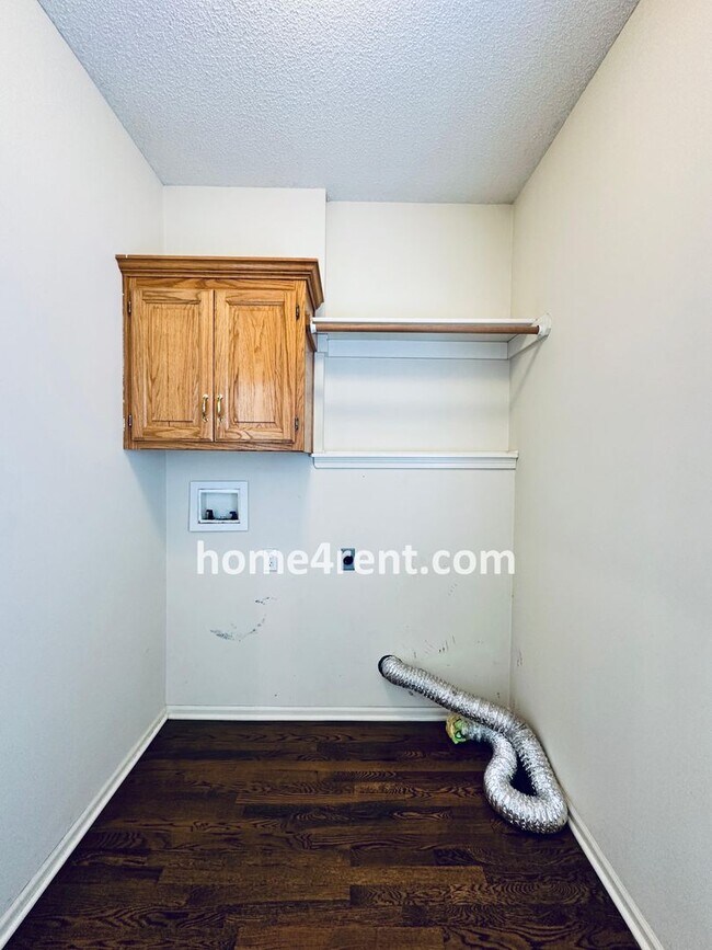 Building Photo - Blue Valley Northwest home on a cul-de-sac w/ granite counters, ss appliances and fenced yard!