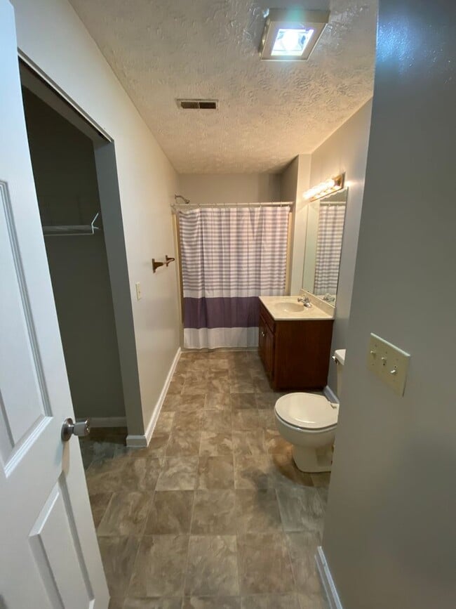 Building Photo - 131 Lake Dr