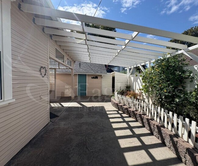 Building Photo - Three Bedroom, Two Bathroom House Near Sha...