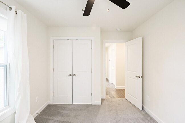 Building Photo - Pet-Friendly Fry's Spring Townhome Near 5th St Station