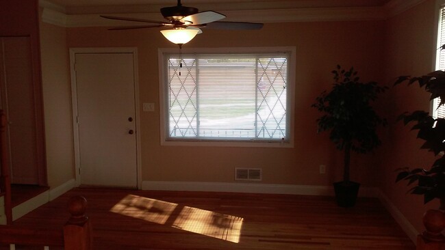 Building Photo - $1,950 / 3br - 1600ft2 - Recently Renovate...