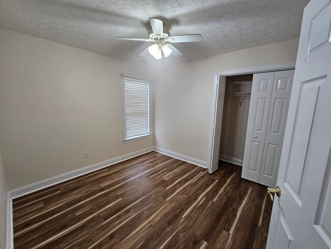 Building Photo - Beautiful 3 bedroom, 2 bath duplex with two car garage. - NO PETS