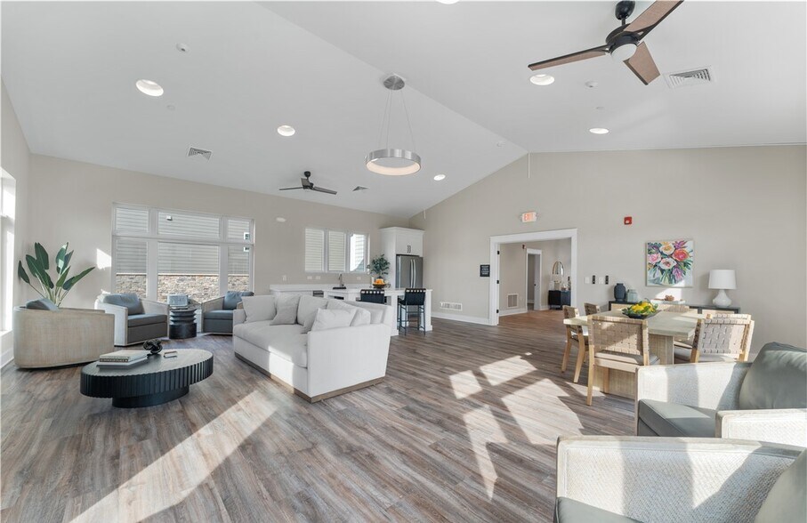 Building Photo - 6702 Sycamore Way