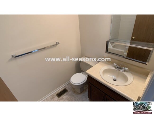 Building Photo - Rockrimmon Area 2 Bedroom 2 Story Townhome...