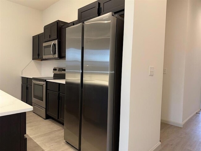 Building Photo - 575 S Fretz Ave