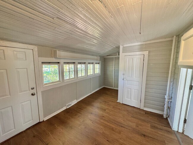 Building Photo - Statesville HWY 70 - 2BD/ 1 BA