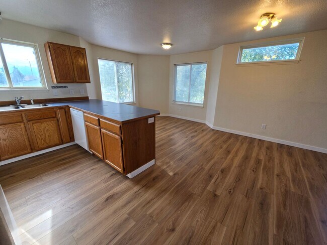 Building Photo - 810 N Siony