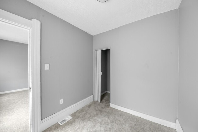 Building Photo - 1427 E 61st St