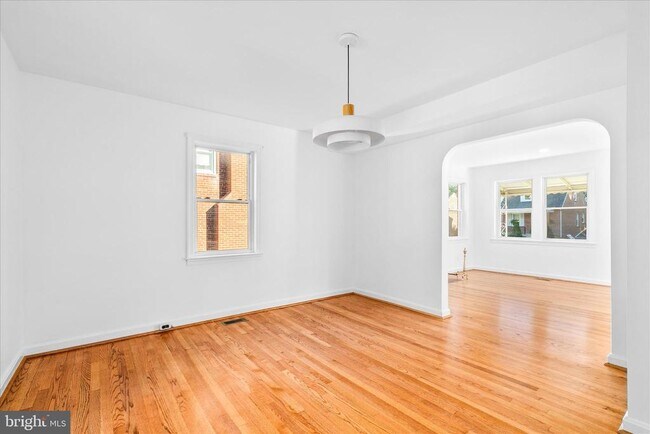 Building Photo - 117 W 14th St