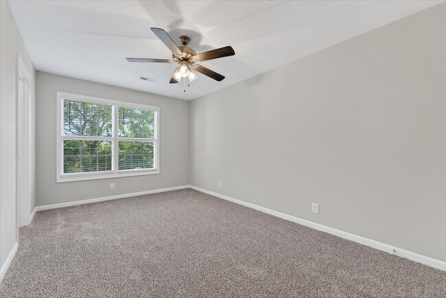 Building Photo - The Stowe Court Dog Friendly Condo for rent!