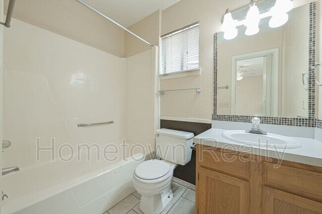 Building Photo - 2000 Twisted Oak Cir