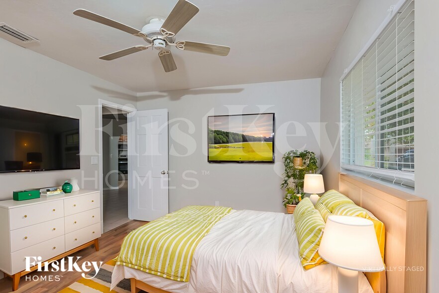 Building Photo - 2301 SE 8th Pl