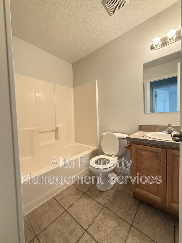 Building Photo - 324 Lena St