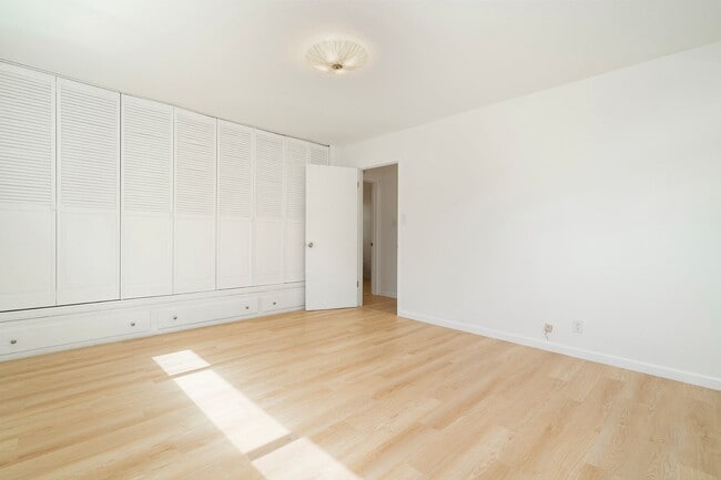 Building Photo - Spacious Two Story Albany Home Two Blocks ...
