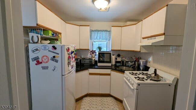 Building Photo - 12 Main St