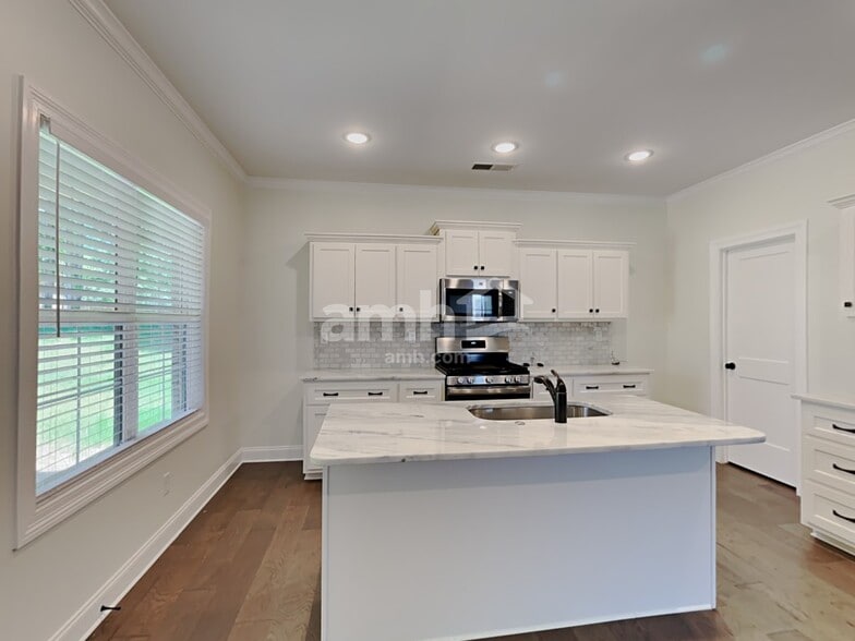 Building Photo - 4130 Vineyard Dr E