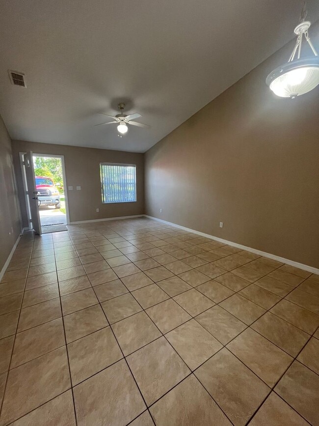 Building Photo - Charming 2 bedroom, 2 bathroom dulplex loc...
