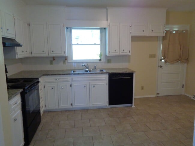 Building Photo - House for Rent-Country Club Area