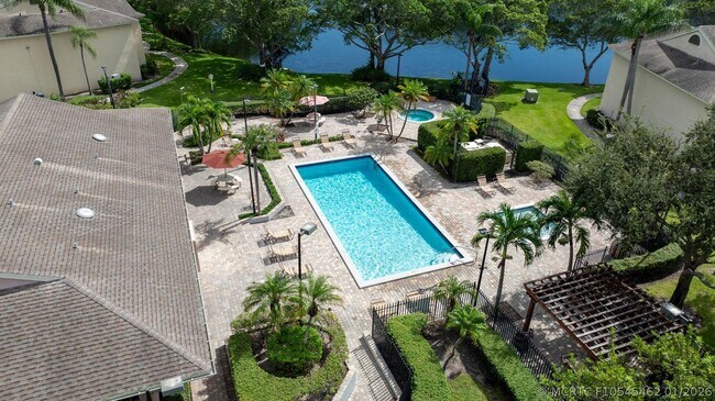Building Photo - 660 Cypress Club Way