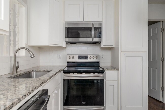Building Photo - 3042 S 28th St
