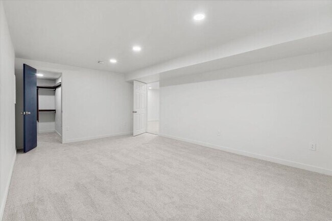 Building Photo - Charming 3BR 2 BA w/ Attached Garage in Centennial! Owner is offering 50% off one month's rent!