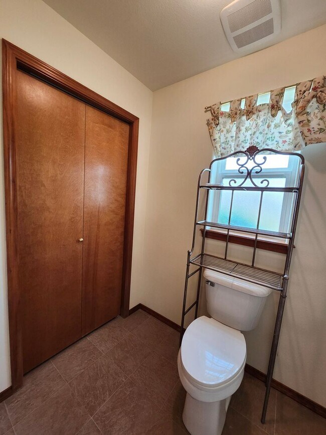 Building Photo - New Listing in a Beautiful Location in a Golf Community