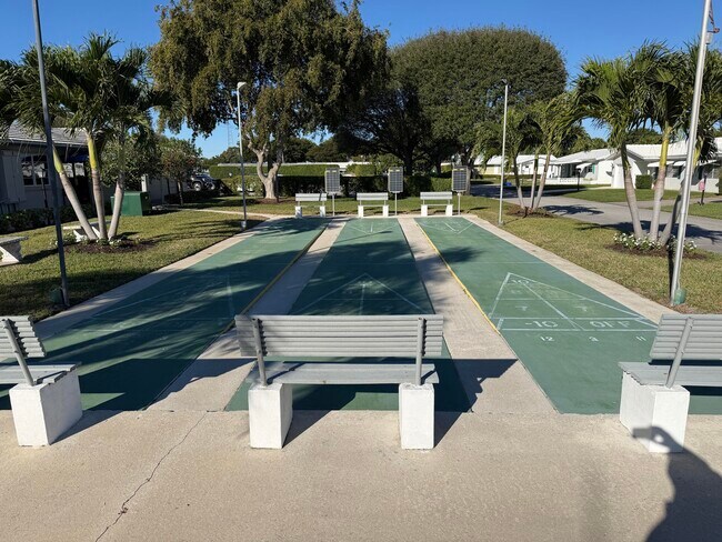 Building Photo - 1113 Lake Terrace