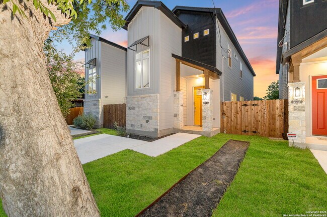 Building Photo - Charming 3-Bed Custom Luxury Rental with 2.5 Baths near Downtown San Antonio – 1668 Sq Ft of Comf...