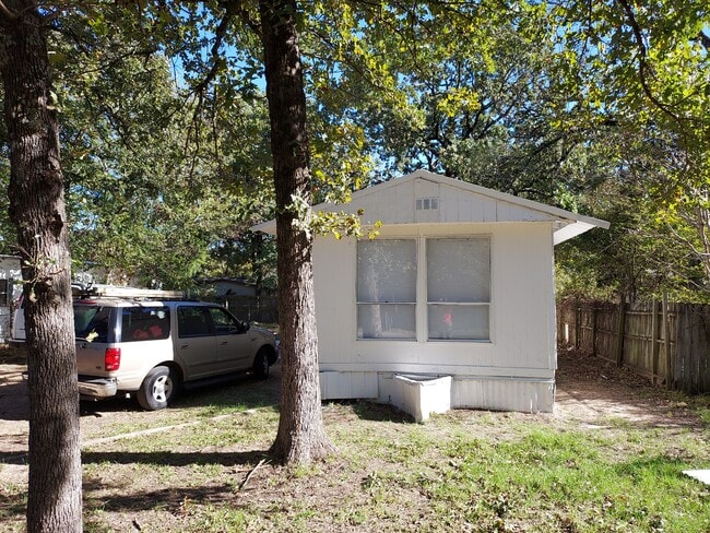 Building Photo - 826 Queens Dr