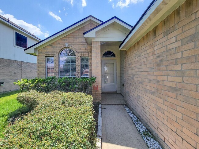 Building Photo - BEAUTIFUL 3 BEDROOM 2 BATH WITH WOOD TILE THROUGHOUT THE HOUSE!