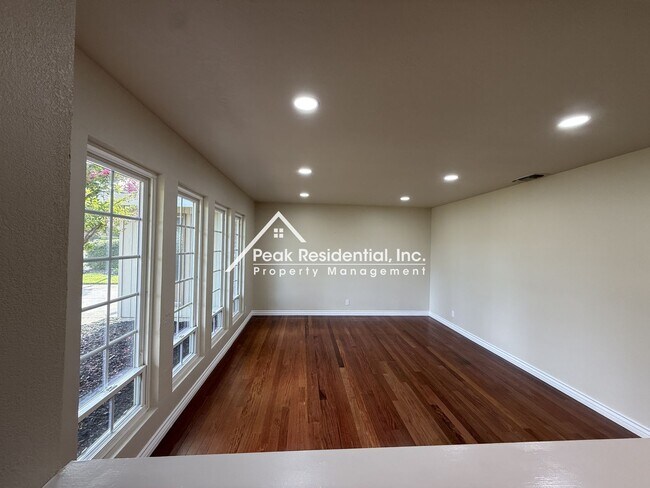 Building Photo - Spacious 3bd/2ba Carmichael Home With Sun Room