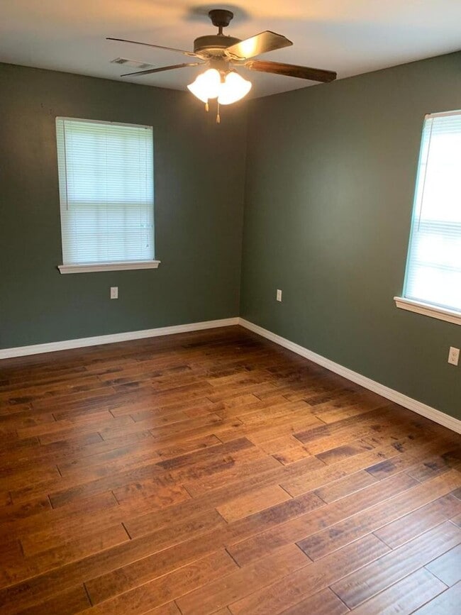 Building Photo - Come take a look at this cute 3 bedroom 1....