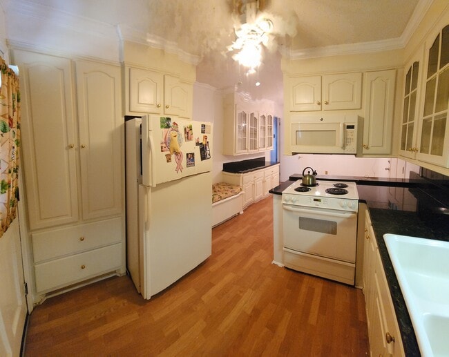 Building Photo - 110 May Ln