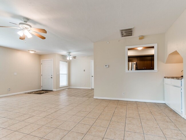 Building Photo - Just remodeled Duplex Home