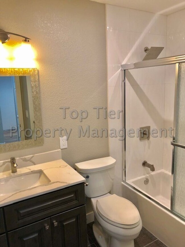 Building Photo - Meticulously renovated 2 Bd/1 Ba, 889 sf, ...