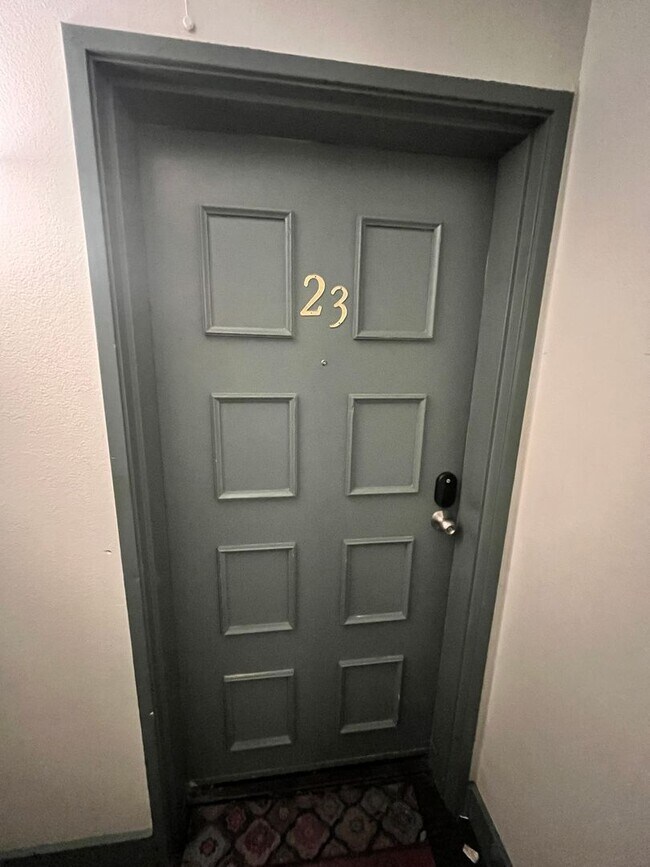 Building Photo - Move-In Ready 2-Bed Condo with Upgrades & ...