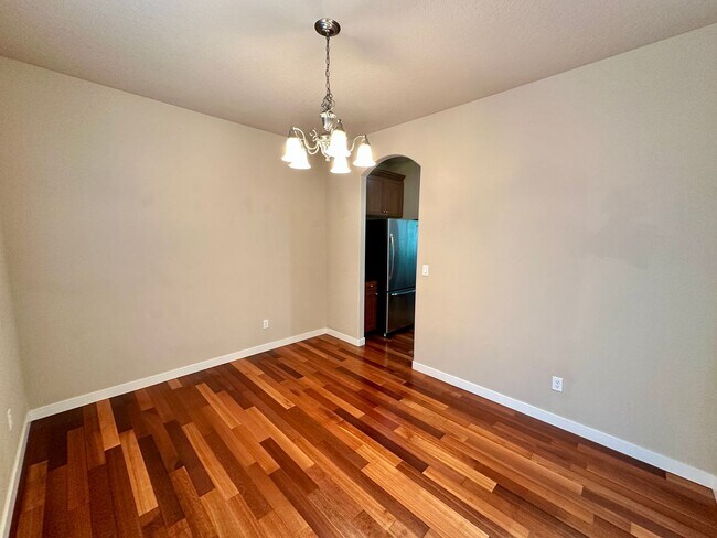 Building Photo - Beautiful 6-bedroom 4-bathroom home in an upscale neighborhood in the Sexton Mountain section of ...