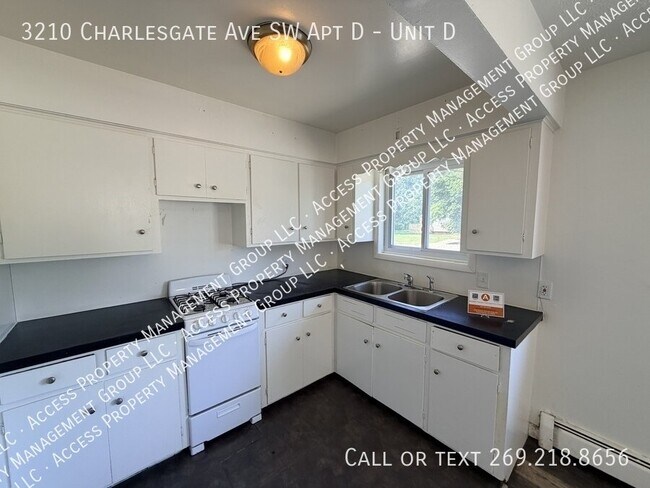 Building Photo - 3210 Charlesgate Ave SW