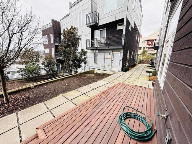 Building Photo - 2 Bed + Den 2 Bathroom Eastlake Townhome with Spectacular Views