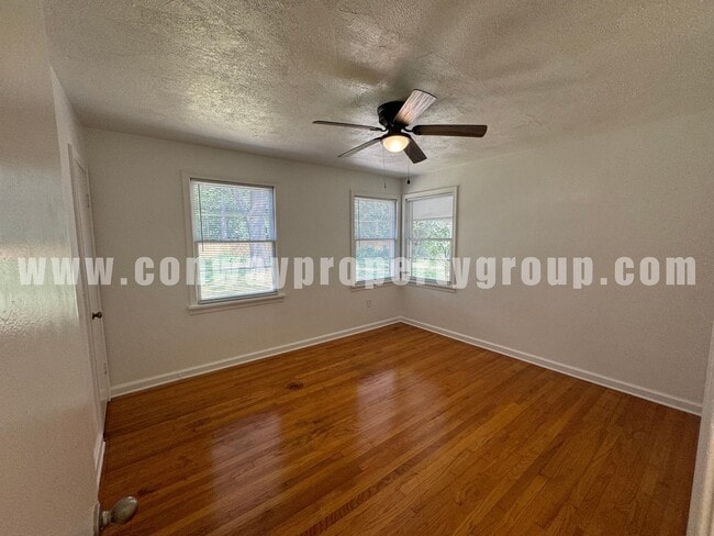 Building Photo - 718 S Donaghey Ave