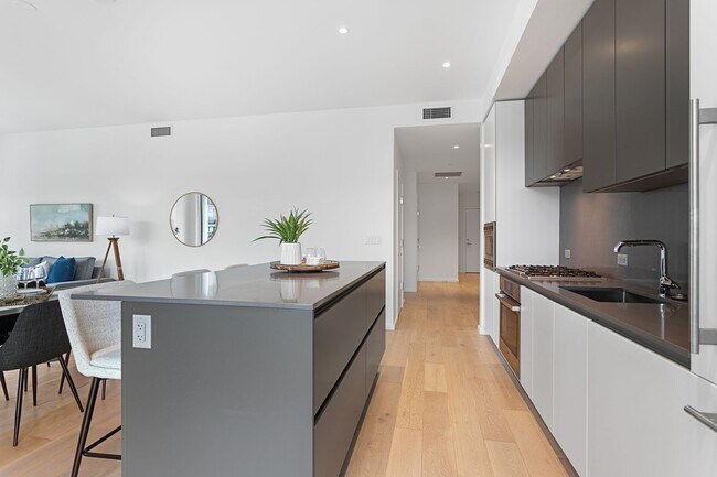 Building Photo - The Vista - 2 bed/2.5 bath Pearl District ...