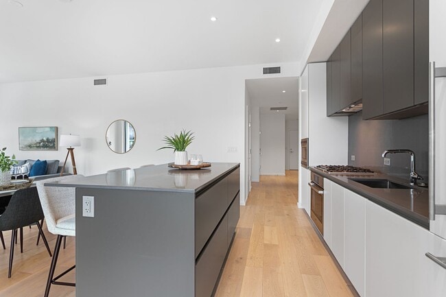 Building Photo - The Vista - 2 bed/2.5 bath Pearl District Condo w/parking/storage/concierge/most utilities/amenities